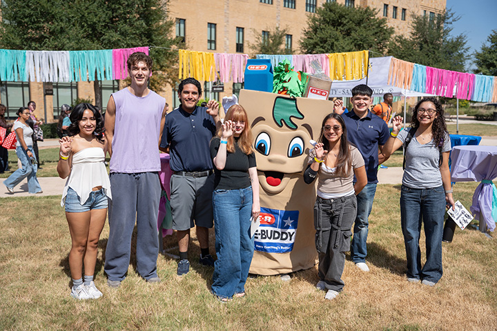 Group Picture at Weeks of Welcome